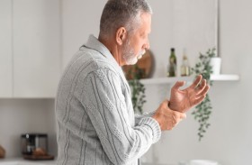 قبل أن ترتجف يداك.. أمعاؤك قد تكشف إصابتك بمرض باركنسون