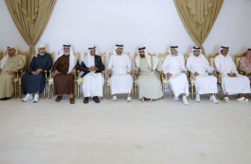 مكتوم بن محمد يقدّم واجب العزاء في وفاة محمد بن الشيخ جمعة المنصوري