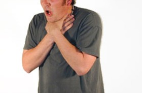 اختنق بالطعام.. خبرة رجل تنقذه من موت محقق 