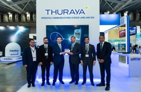 أحمد الصايغ يتفقد جناح الثريا في معرض كوميونيك آسيا 2023 بسنغافورة