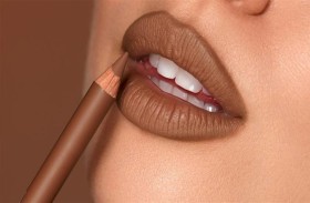 ما هي مزايا محدد الشفاه؟