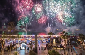 عروض الألعاب النارية تزيّن سماء المدينة كل ليلة خلال مهرجان دبي للتسوّق