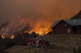 حريق ضخم يجبر الآلاف على ترك منازلهم