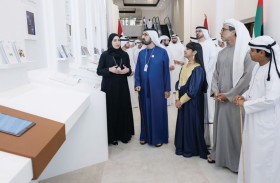 محمد بن راشد يطلع على الجدارية الإحصائية لدولة الإمارات