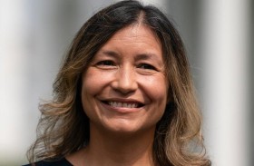 جولي رودريغيز.. «حفيدة الفلاح» تقود بايدن في سباق البيت الأبيض