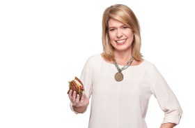 وجبات العشاء المتأخرة تهدد نومك وتعرقل هرمون النمو