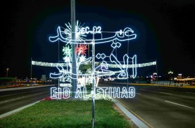 دائرة البلديات والنقل ممثلة ببلدية مدينة أبوظبي تزيّن جزيرة أبوظبي والمدن الخارجية بـ6500 تشكيل مضيء احتفاءً بعيد الاتحاد الـ54