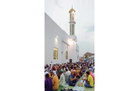 يتجمع المسلمون لتناول الإفطار في باحة أحد المساجد في مسقط، خلال شهر رمضان المبارك. (ا ف ب) 