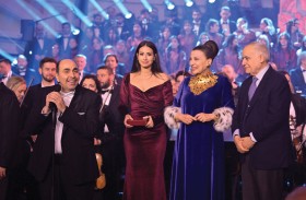 تكريم منصور الرحباني بجائزة مهرجان أبوظبي بالتعاون مع شوبارد تسلمها أبناؤه أسامة وغدي ومروان الرحباني عقب الحفل