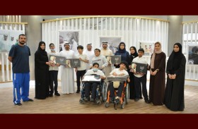 الأرشيف والمكتبة الوطنية يزور أصحاب الهمم في مؤسسة زايد العليا ويقدم لهم لعبة المسيرة