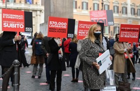 تظاهرات في إيطاليا ومخاوف من عزل تام في فرنسا