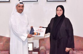 حاكم الفجيرة يستقبل المرشدي ويهنئها على درجة الدكتوراه