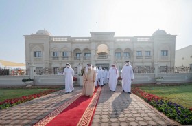 سلطان القاسمي يتفقد المباني السكنية المخصصة لموظفي قناة الوسطى وجامعة الشارقة بمدينة الذيد