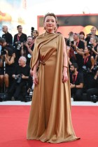الممثلة ليزلي مانفيل لدى حضورها السجادة الحمراء لفيلم  Queer  الذي عُرض خلال مهرجان البندقية السينمائي الدولي. (ا ف ب)