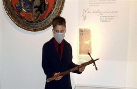 صبي يعثر على سيف تاريخي في غابة