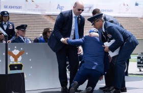 بايدن يتعثّر بكيس رمل ويسقط أرضا 