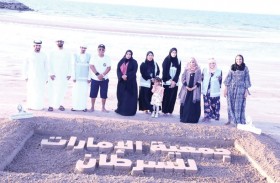 النحت على الرمال ضمن فعاليات الشهر الوردي على شواطئ رأس الخيمة  