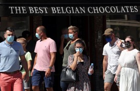 تواصل فرض وضع الكمامات في أوروبا 