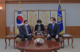 رئيس الوزراء الكوري يستقبل صقر غباش ويؤكد عمق علاقات التعاون القائمة بين البلدين