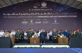 زايد بن محمد بن زايد يشهد جانباً من العروض الجوية الحية ضمن فعاليات معرضَي «يومكس» و«سيمتكس»