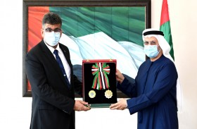 رئيس الدولة يمنح سفير فيجي وسام الاستقلال