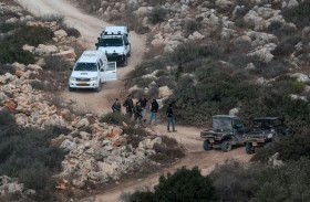 مزارعو الضفة الغربية يجمعون  الزيتون وسط هجمات المستوطنين 