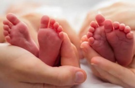 ولادة نادرة .. أم تنجب 4 توائم متطابقة 