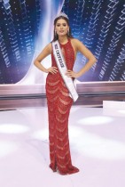ملكة جمال الكون 2021 أندريا ميزا تقف على خشبة المسرح في مسابقة ملكة جمال الكون 2021 في فندق وكازينو سيمينول في هوليوود، فلوريدا.    ا ف ب