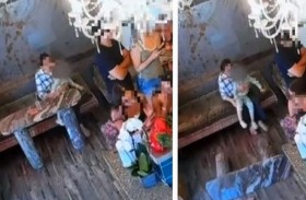 طفلة تحطم مائدة حجرية في مقهى