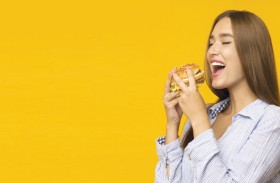 دراسة تكشف السر وراء عدم قدرتنا على التوقف عن تناول الأطعمة الضارة