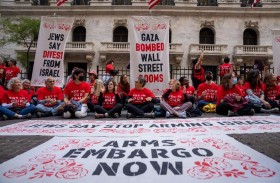 اعتقال عشرات المتظاهرين المؤيدين للفلسطينيين أمام بورصة نيويورك 