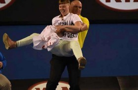 أغرب احتجاجات هزت الملاعب الرياضية.. دجاجة ومظلة ونقاب