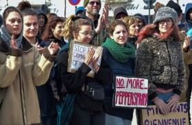 مظاهرة تندد بسياسة الحدود الفرنسية البريطانية إثر وفاة مهاجر سوري