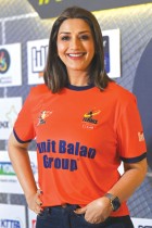 ممثلة بوليوود سونالي بندر لدى وصولها لحضور مباراة في الموسم الخامس من دوري التنس الممتاز في مومباي. ا ف ب