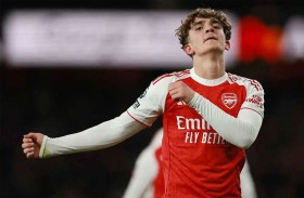 دعوه يستمتع بإنجازه.. أسطورة مانشستر يونايتد يشيد بنجم آرسنال ماكس داومان