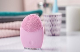 فرشاة تنظيف الوجه من السيليكون هي الأفضل