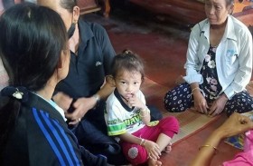 نوم طفلة أنقذها من مذبحة تايلاند