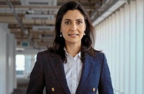 امرأة مولدة بالذكاء الاصطناعي تقدم وثائقيا عبر التلفزيون البريطاني 