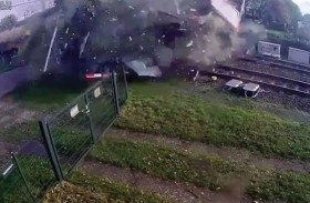 قطار يحمل 400 راكب يصطدم بشاحنة 