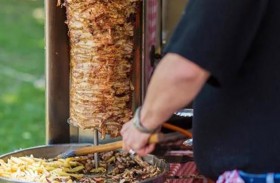 سيخ شاورما يتسبّب بحادث مروري 