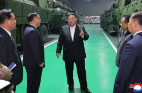 الزعيم كيم يشيد بقاذفات صواريخ قادرة على «إبادة العدو» 