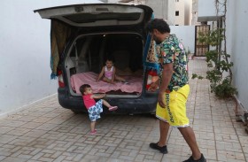 ليبيون يكابدون للعيش في العتمة والحرّ 