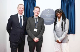 الموسيقار العالمي نايل رودجرز يفتتح مركز الموسيقى في مدرسة جيمس للبحوث والابتكار