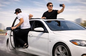 شرطة أبوظبي: فتح أبواب المركبة أثناء السير سلوك متهور يخالف الأنظمة المرورية