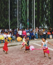 أطفال السكان الأصليين يلعبون بالبالونات أثناء احتفالهم باليوم الدولي للشعوب الأصلية في العالم في دكا، بنغلاديش. رويترز