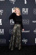 جين سمارت، الفائزة بجائزة أفضل ممثلة في مسلسل كوميدي عن دورها في مسلسل «هاكس»، خلال حفل توزيع جوائز اختيار النقاد السنوي في كاليفورنيا. ا ف ب 