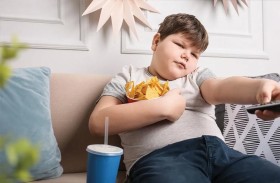 دراسة تربط الوزن الزائد لدى الأطفال بالهاتف والتلفزيون