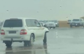 شرطة دبي تضبط مركبات استعرضت أثناء سقوط الأمطار 