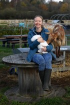 سالي باين تبتسم وهي تحضن أرنبها المفضل «جمبر»، خلال زيارة إلى مزرعة مجتمعية تظل مفتوحة لدعم الضعفاء وسط جائحة COVID-19 ، في بريطانيا.   رويترز