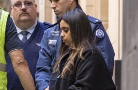 لحظة يأس.. أم تُشعل النار في نفسها وطفلها 